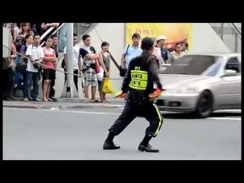 Filipino Traffic Cop Doing His Job Like A Boss! (Michael Jackson’s Billie Jean)